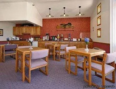 Super 8 By Wyndham Waverly 